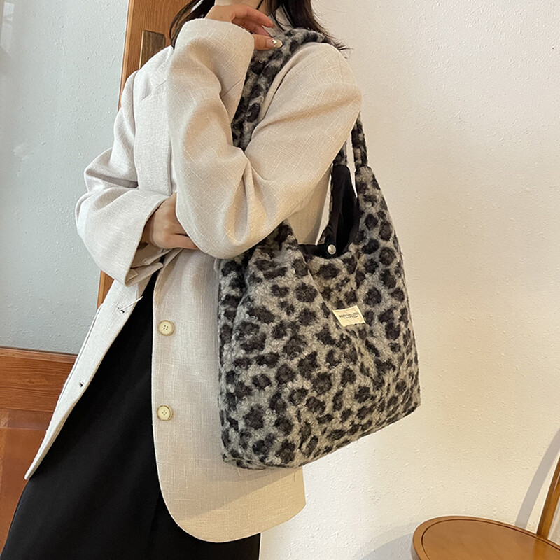 Geantă de umăr pentru femei, cu imprimeu leopard, cu buzunare interioare.