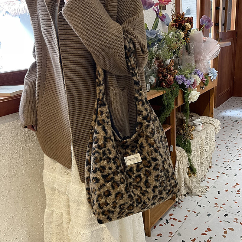 Geantă de umăr pentru femei, cu imprimeu leopard, cu buzunare interioare.