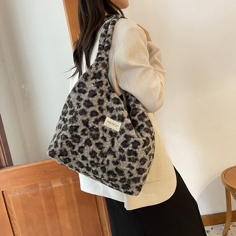 Geantă de umăr pentru femei, cu imprimeu leopard, cu buzunare interioare.