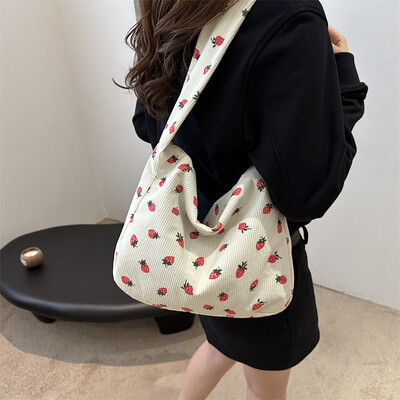 Japāņu estētiskās velveta plecu somas zemeņu raksta saldās krustveida somas Lielas ietilpības daudzpusīga soma ceļošanai uz darbu.