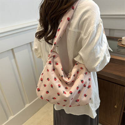 Japāņu estētiskās velveta plecu somas zemeņu raksta saldās krustveida somas Lielas ietilpības daudzpusīga soma ceļošanai uz darbu.