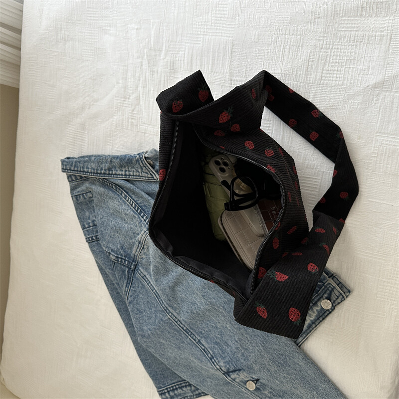 Japāņu estētiskās velveta plecu somas zemeņu raksta saldās krustveida somas Lielas ietilpības daudzpusīga soma ceļošanai uz darbu.