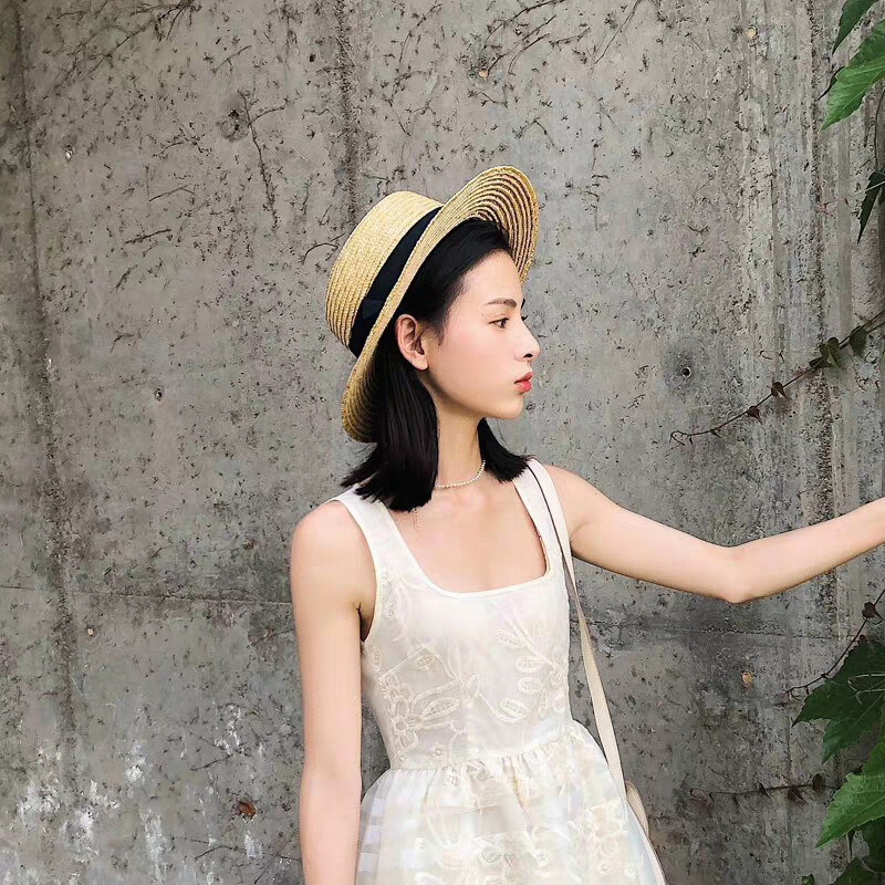 Jaunas sieviešu dabīgas kviešu salmu cepures lentes kaklasaite 9 cm malām laivotāja cepure Derby Beach sauļošanās cepures cepures dāmu vasaras platām malām aizsargājošās cepures
