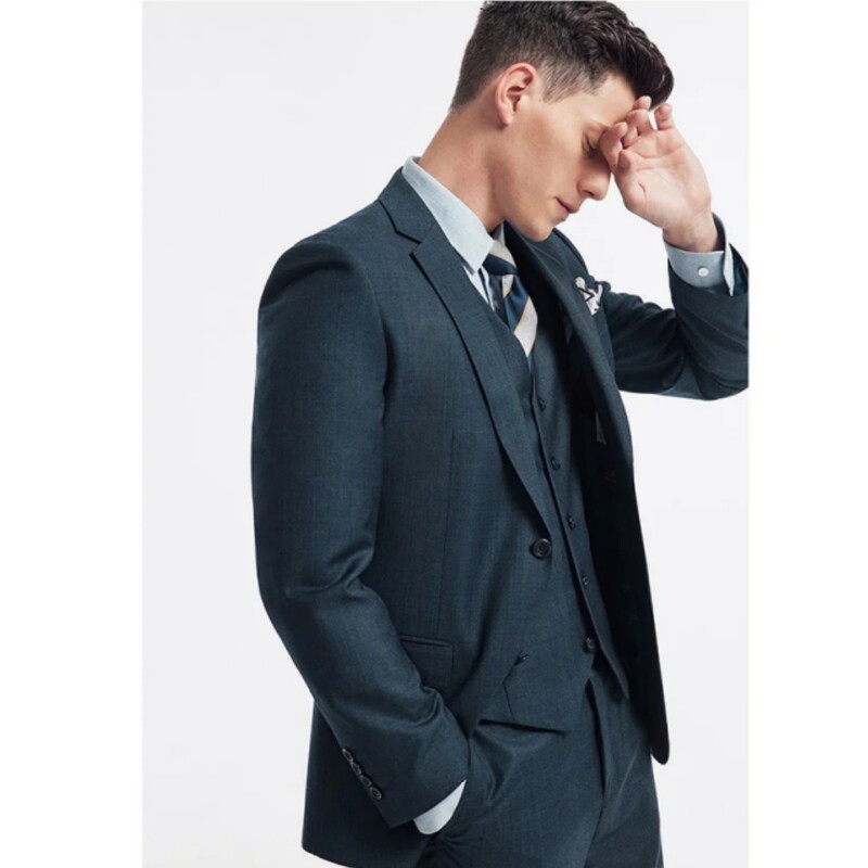 Muško odijelo, prsluk, hlače uskog kroja, modni, ležerni stil, poslovna odjeća za vjenčanje mladoženje s jednim kopčanjem