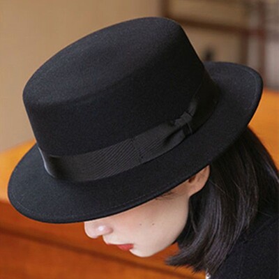 Francuski crni cilindar s velikim obodom Ženski elegantni fedora šešir s ravnim vrhom u retro stilu Britanski biserni šešir s cvjetnim obodom Fotografija