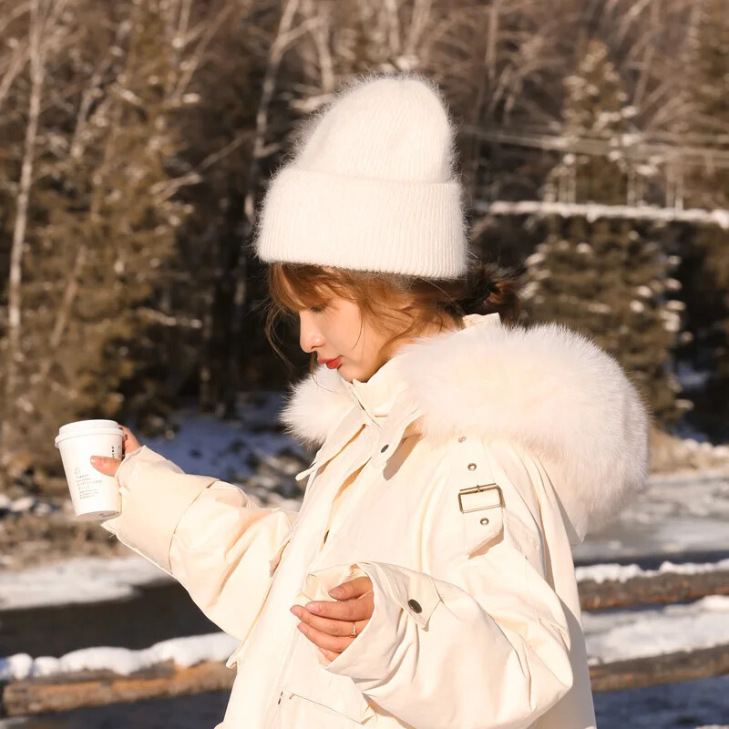 Pălării tricotate de iarnă din blană de iepure din Angola.