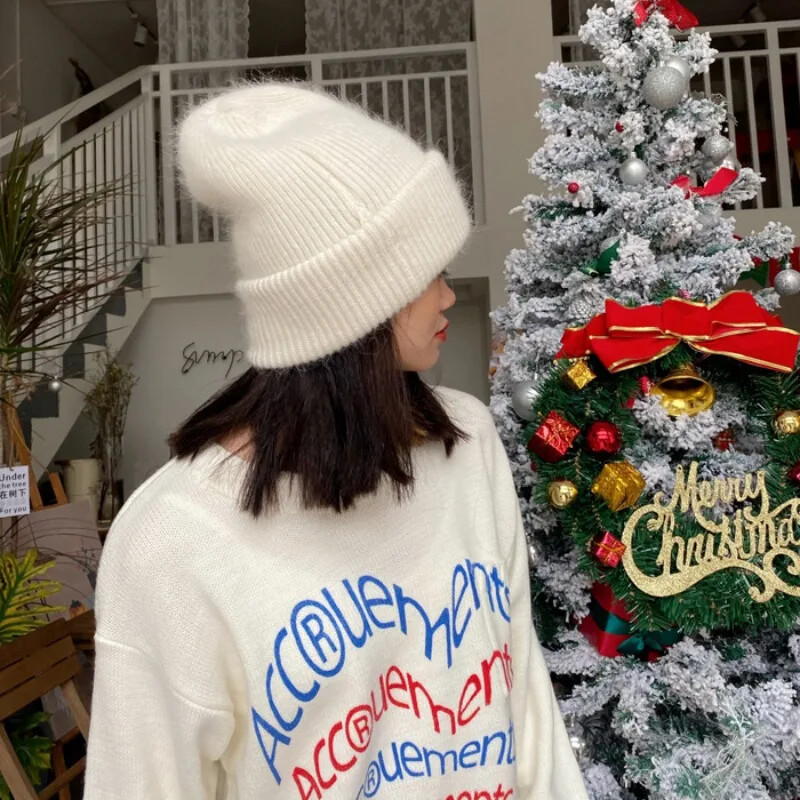 Pălării tricotate de iarnă din blană de iepure din Angola.