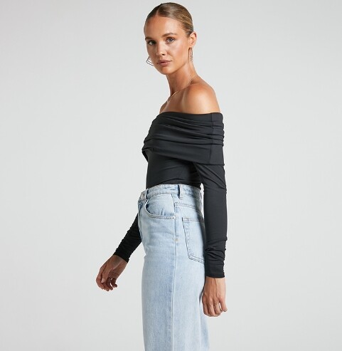 Salopetă cu mânecă lungă, cu un gât fără umăr