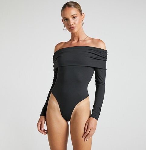 Salopetă cu mânecă lungă, cu un gât fără umăr