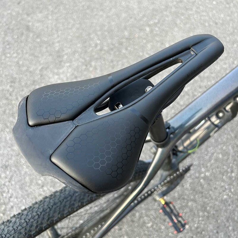 Scaun MTB/Road Ultra Light 115g UD din fibră de carbon texturată, șină de carbon, placă inferioară din carbon 250x140/150mm șa