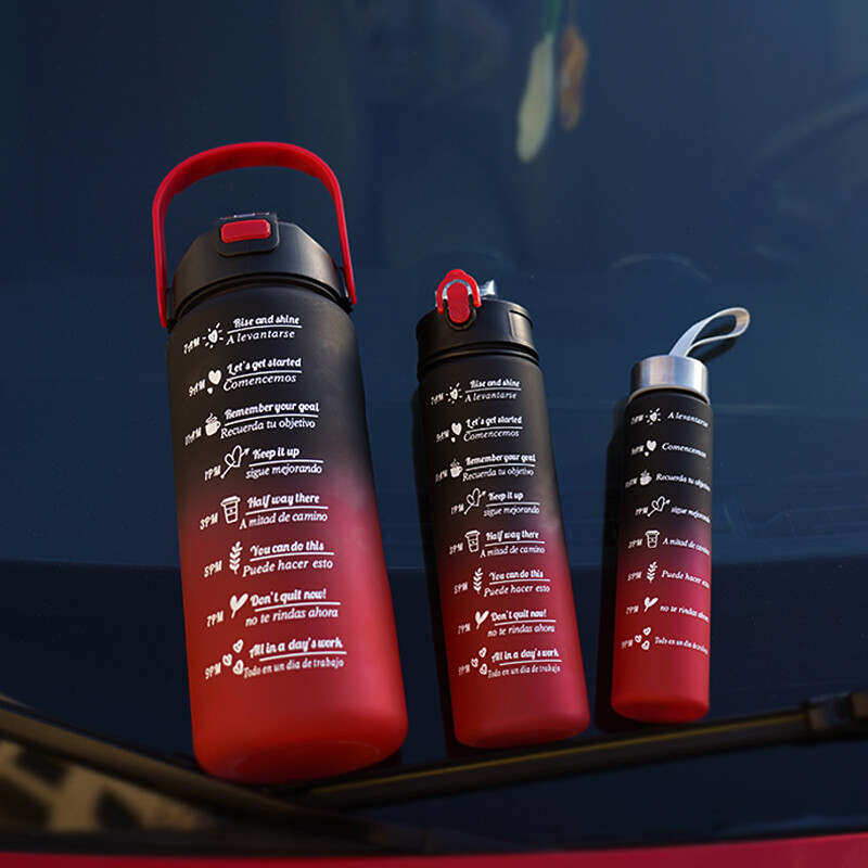 Komplekts ar 3 lielas ietilpības gradienta sporta ūdens pudelēm 300 ml 800 ml 2000 ml ar modernu salmu dizainu vairākās krāsās.