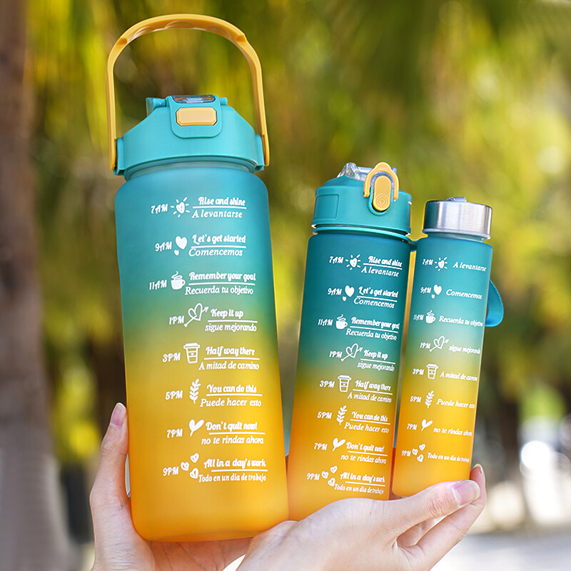 Komplekts ar 3 lielas ietilpības gradienta sporta ūdens pudelēm 300 ml 800 ml 2000 ml ar modernu salmu dizainu vairākās krāsās.