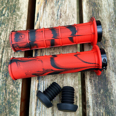 Universāls jauktu krāsu velosipēda rokturis, viena sānu slēdzene, gumija, neslīdoša, mīksta triecienu absorbējoša kalnu velosipēda roktura roktura riteņbraukšanas daļas