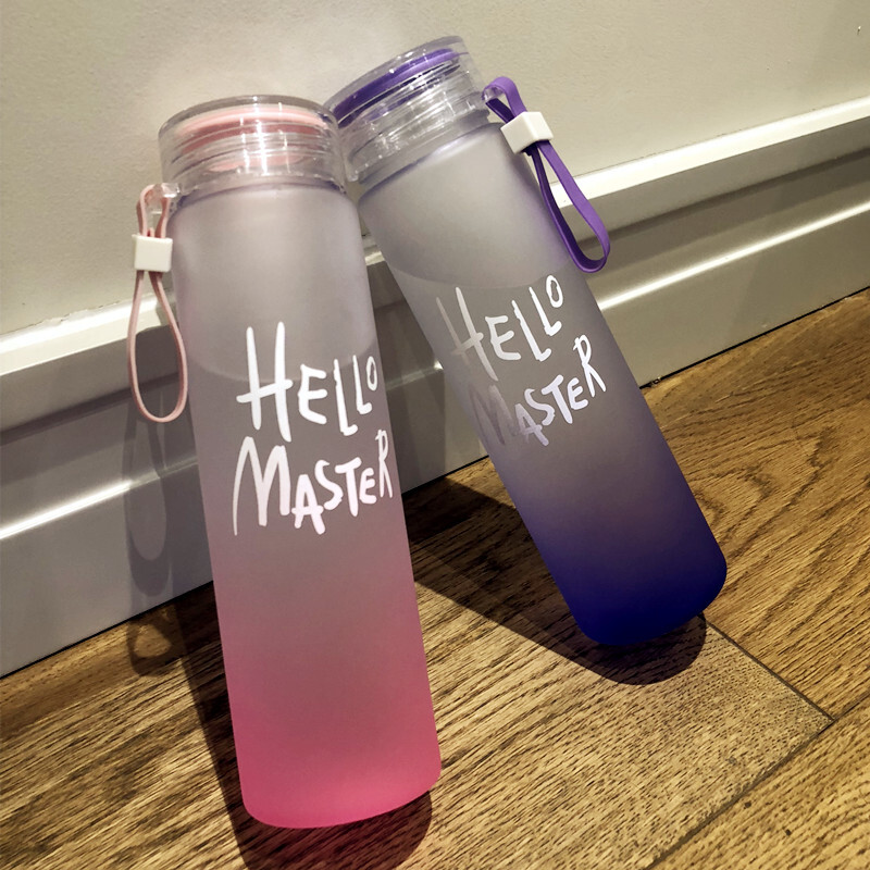 500 ml Gradient Color ūdens pudele Pārnēsājamas matētas krāsainas dzeršanas pudeles ar virvi caurspīdīgu sporta kausu āra skolai