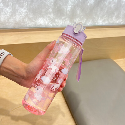 Karikatūras plastmasas ūdens pudele, caurspīdīga 750 ml dzēriena pudele Macaron abažūri ar pārnēsāšanas siksniņu, lieliski piemēroti sportam un āra aktivitātēm