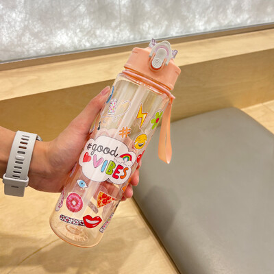 Karikatūras plastmasas ūdens pudele, caurspīdīga 750 ml dzēriena pudele Macaron abažūri ar pārnēsāšanas siksniņu, lieliski piemēroti sportam un āra aktivitātēm
