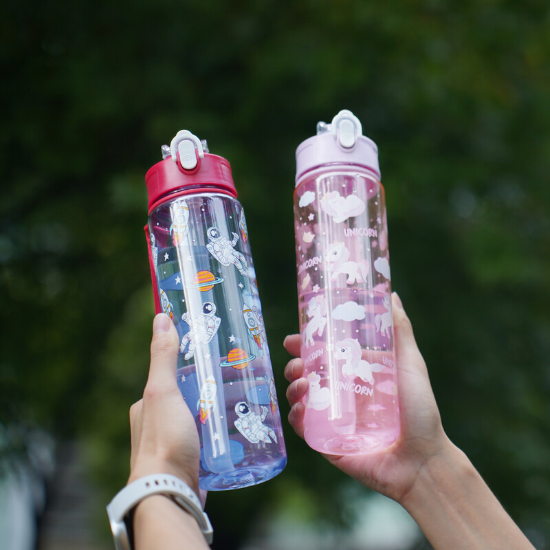 Karikatūras plastmasas ūdens pudele, caurspīdīga 750 ml dzēriena pudele Macaron abažūri ar pārnēsāšanas siksniņu, lieliski piemēroti sportam un āra aktivitātēm