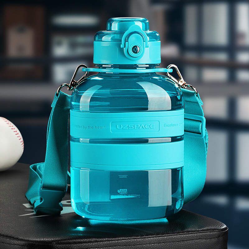 Sporta ūdens pudeles Plecu siksna Pārnēsājama necaurlaidīga Tritan plastmasas apļveida vai plakana tipa kauss āra ceļojumu tējkanna 800/1200ml