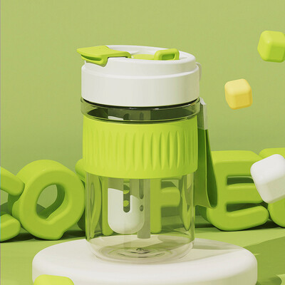 Lielas ietilpības pārnēsājamas plastmasas ūdens krūzes, ūdens pudeles un pārnēsājamas kafijas krūzes ar vienkāršiem salmiņiem