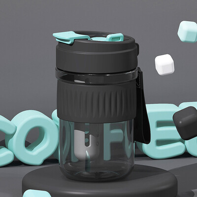 Lielas ietilpības pārnēsājamas plastmasas ūdens krūzes, ūdens pudeles un pārnēsājamas kafijas krūzes ar vienkāršiem salmiņiem