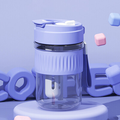 Lielas ietilpības pārnēsājamas plastmasas ūdens krūzes, ūdens pudeles un pārnēsājamas kafijas krūzes ar vienkāršiem salmiņiem