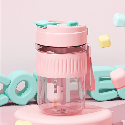 Lielas ietilpības pārnēsājamas plastmasas ūdens krūzes, ūdens pudeles un pārnēsājamas kafijas krūzes ar vienkāršiem salmiņiem