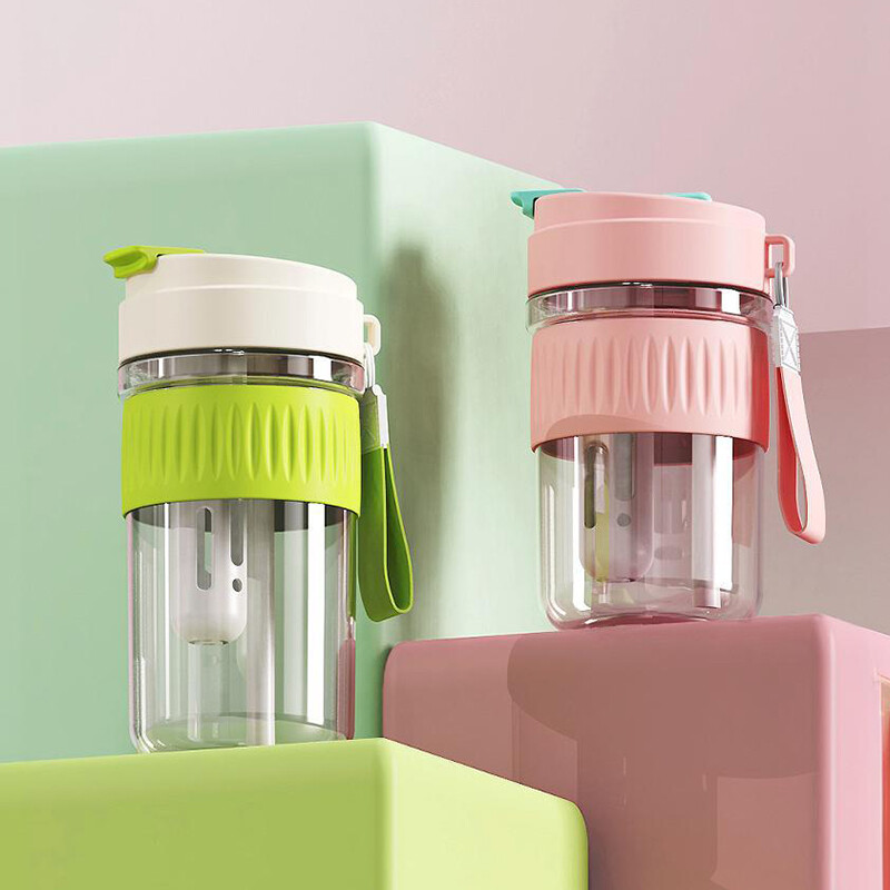 Lielas ietilpības pārnēsājamas plastmasas ūdens krūzes, ūdens pudeles un pārnēsājamas kafijas krūzes ar vienkāršiem salmiņiem