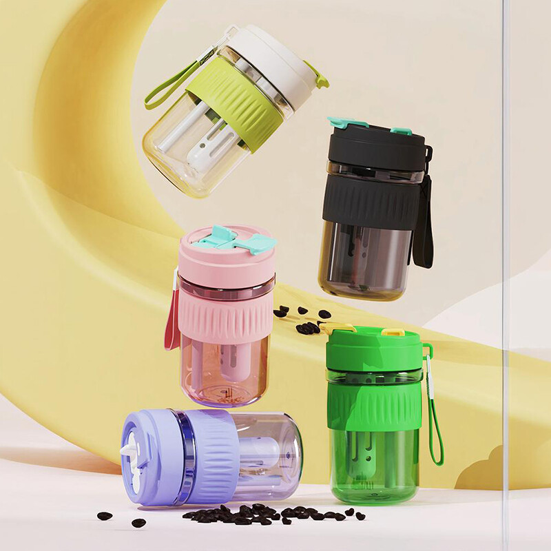 Lielas ietilpības pārnēsājamas plastmasas ūdens krūzes, ūdens pudeles un pārnēsājamas kafijas krūzes ar vienkāršiem salmiņiem