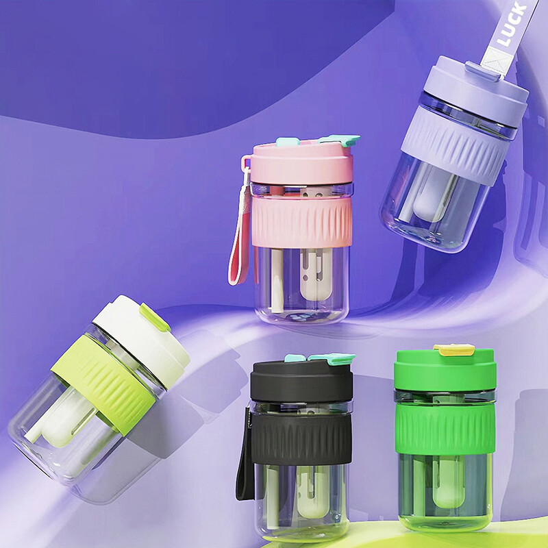 Lielas ietilpības pārnēsājamas plastmasas ūdens krūzes, ūdens pudeles un pārnēsājamas kafijas krūzes ar vienkāršiem salmiņiem