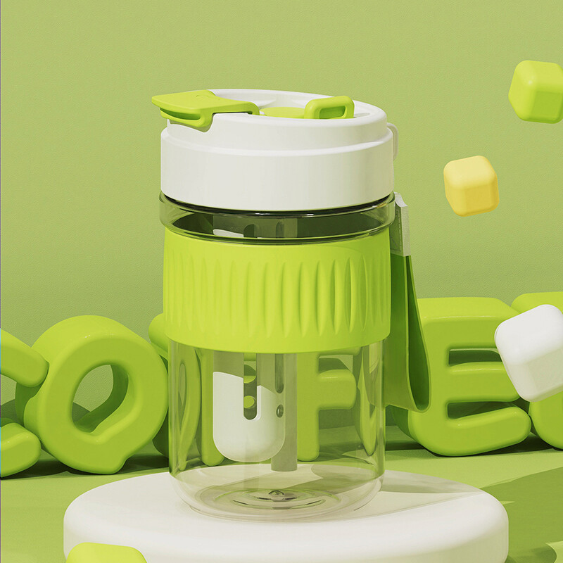 Lielas ietilpības pārnēsājamas plastmasas ūdens krūzes, ūdens pudeles un pārnēsājamas kafijas krūzes ar vienkāršiem salmiņiem