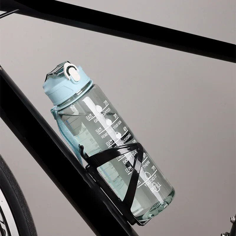750 ml caurspīdīga ūdens pudele ar sporta siksnu un laika skalas lielas ietilpības ūdens glāzi, kas piemērota kempingiem un ceļojumiem brīvā dabā