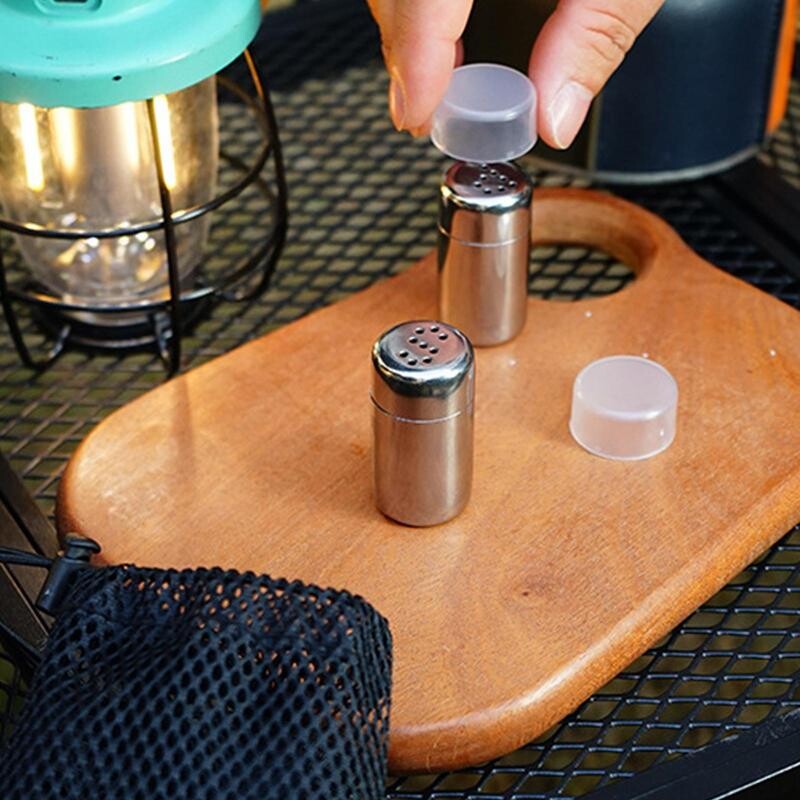 Neliels kempinga sālstrauks 2x pārnēsājami sāls un piparu trauki, nerūsējošā tērauda garšvielu pudeles ar vāku ēdiena gatavošanai ārā