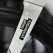 Pārspējiet vakardien šosejas velosipēdu MTB rāmja uzlīmes augšējā caurule ūdensizturīgs modes dekoru aksesuāri velosipēdam izturīgas vinila uzlīmes