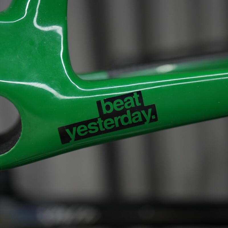 Pārspējiet vakardien šosejas velosipēdu MTB rāmja uzlīmes augšējā caurule ūdensizturīgs modes dekoru aksesuāri velosipēdam izturīgas vinila uzlīmes