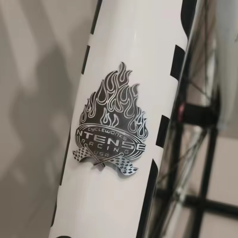 Velosipēda galvas nozīmītes alumīnija uzlīmes uzlīme INTENSE MTB BMX salokāma velosipēda priekšējā rāmja riteņbraukšanas piederumu emblēmai