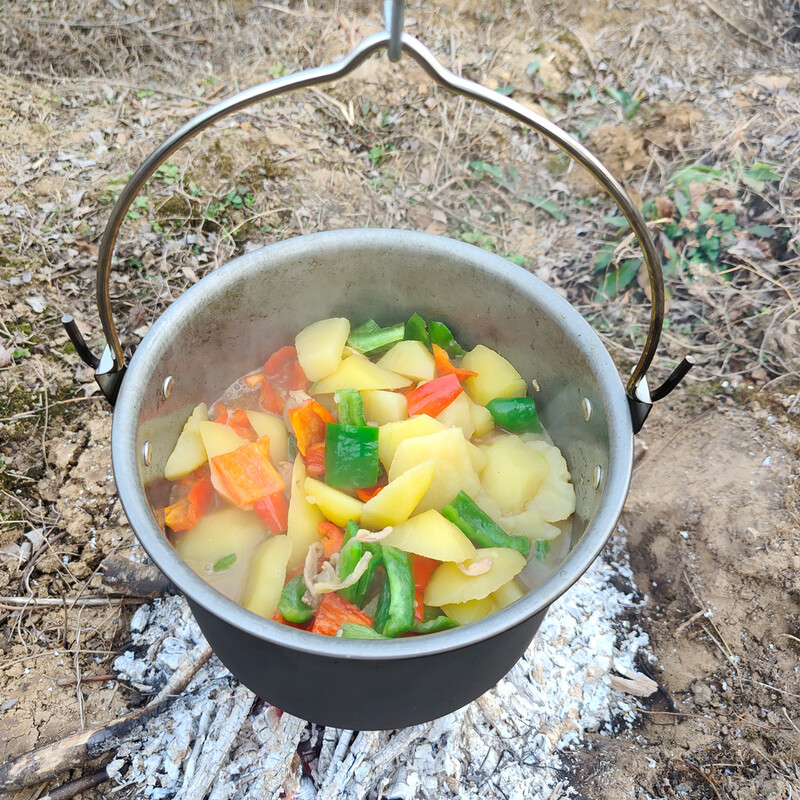 Ēdienu gatavošana katlā kempingā Virtuves trauki sautējums alumīnija sakausējuma zupa. Pārnēsājams katls ar vāku Katli tējkanna āra nometnē, kastrolis, ugunskurs