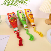 Suņu rotaļlieta, kas ir izturīga un rada skaņas, imitēta ievārījuma pudele, kokvilnas un lina mezglota virve, izglītojoša rotaļlieta mājdzīvniekam