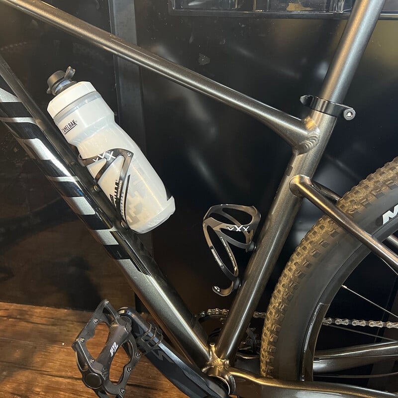 2vnt UD itin lengvo anglies pluošto kalnų dviračio plento butelio narvas vandens butelio laikiklis vandens puodelio laikiklis