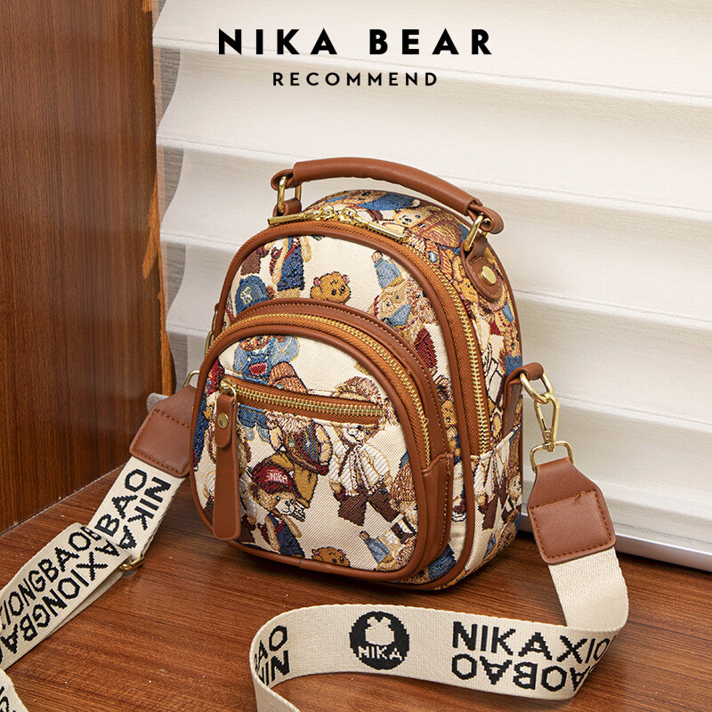 Ovogodišnja nova popularna torba s izvezenim medvjedom i višeslojnim patentnim zatvaračem je praktična, svestrana, ležerna, moderna, slatka i moderna ženska torba