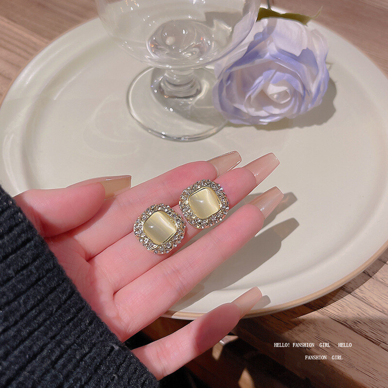 S925 сребърна игла леки луксозни нишови перлени обеци за жени супер светкавичен диамант котешко око цвете обеци мрежа обеци за знаменитости на едро