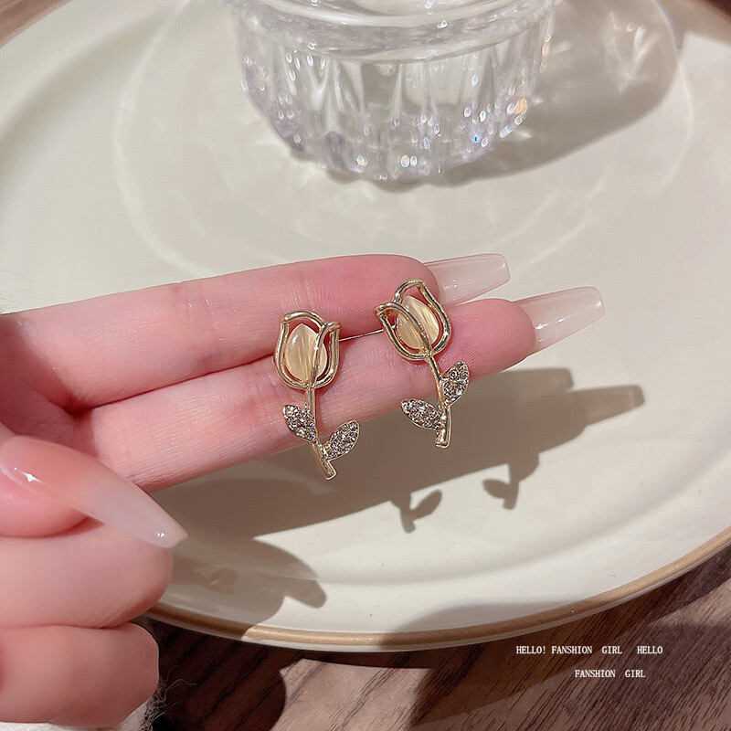 S925 сребърна игла леки луксозни нишови перлени обеци за жени супер светкавичен диамант котешко око цвете обеци мрежа обеци за знаменитости на едро