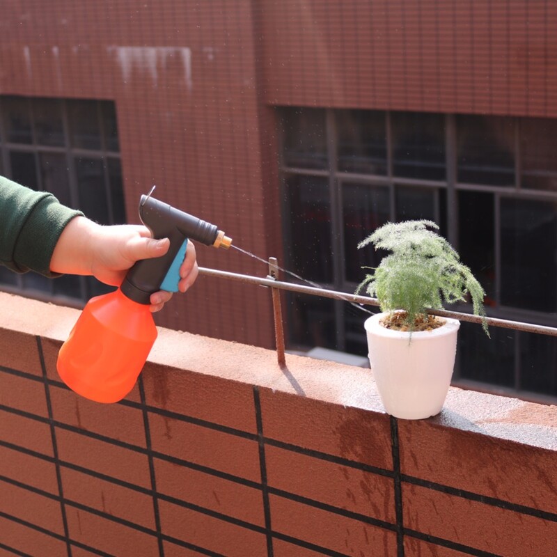 680ML Пускаща пръскачка Регулируема медна дюза Пластмасова ръчна въздушна помпа Контейнер за вода Поливане на градина Дезинфекция Почистващ пулверизатор1