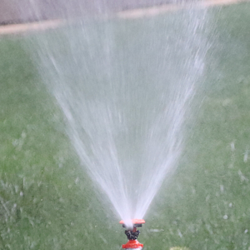 1/2" въртяща се водна спринклерна дюза за напояване на тревни площи във ферма