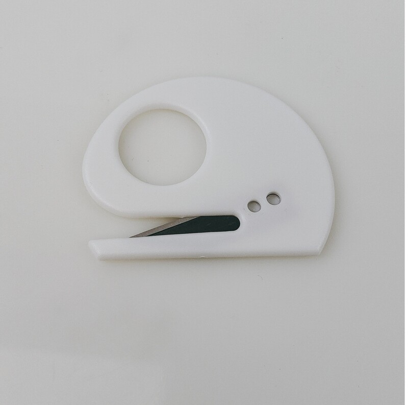 Műanyag mini levélnyitó kés Szerelősor kés fóliavágó szerszám díszdobozos bőr vágással Megerősítő huzal penge