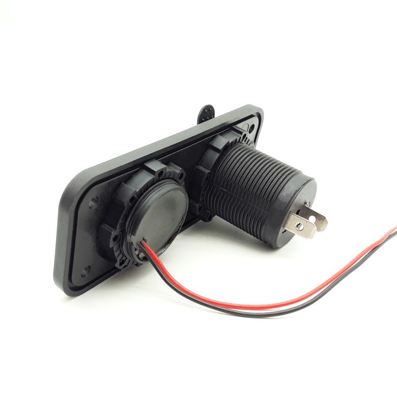 Dvigubas QC3.0 greito įkrovimo įkroviklis su cigarečių degiklio lizdu 2 viename vandeniui atsparus 12 V lizdas