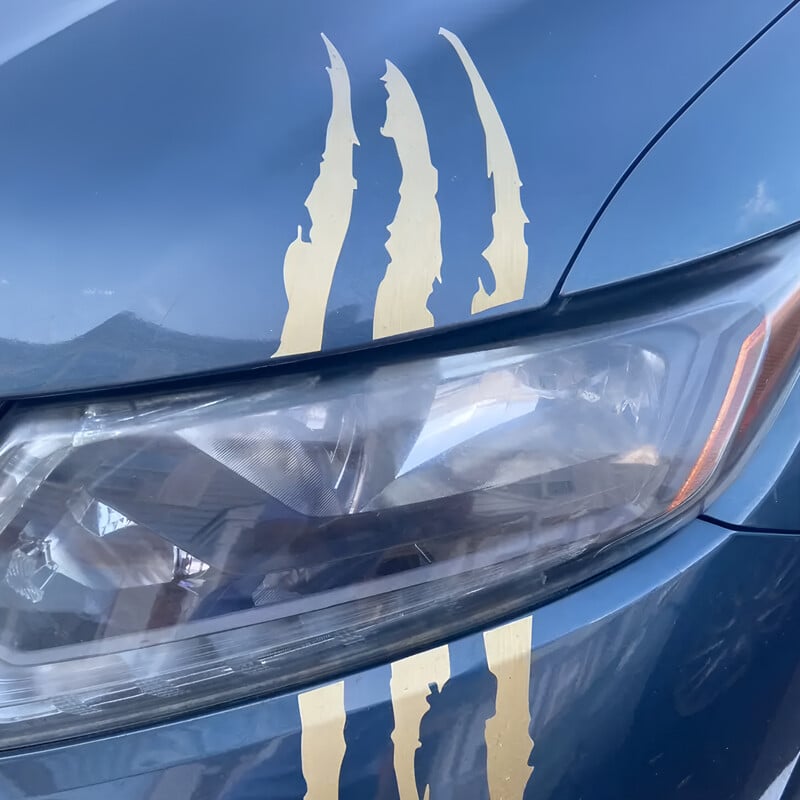 Šaunūs trijų nagų ženklų kūrybingi ir juokingi lipdukai animacinių filmų gerbėjams ir mėgėjams, aukštos kokybės automobilių sunkvežimiams, motociklams ir nešiojamiesiems kompiuteriams