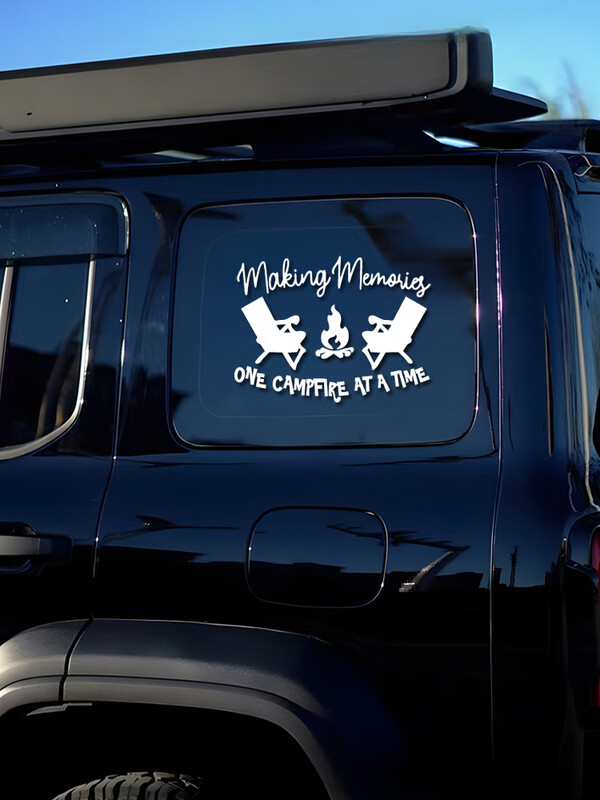 Večera uz logorsku vatru početak je naših uspomena kreativne i smiješne naljepnice za obožavatelje i ljubitelje crtića, visoke kvalitete za auto