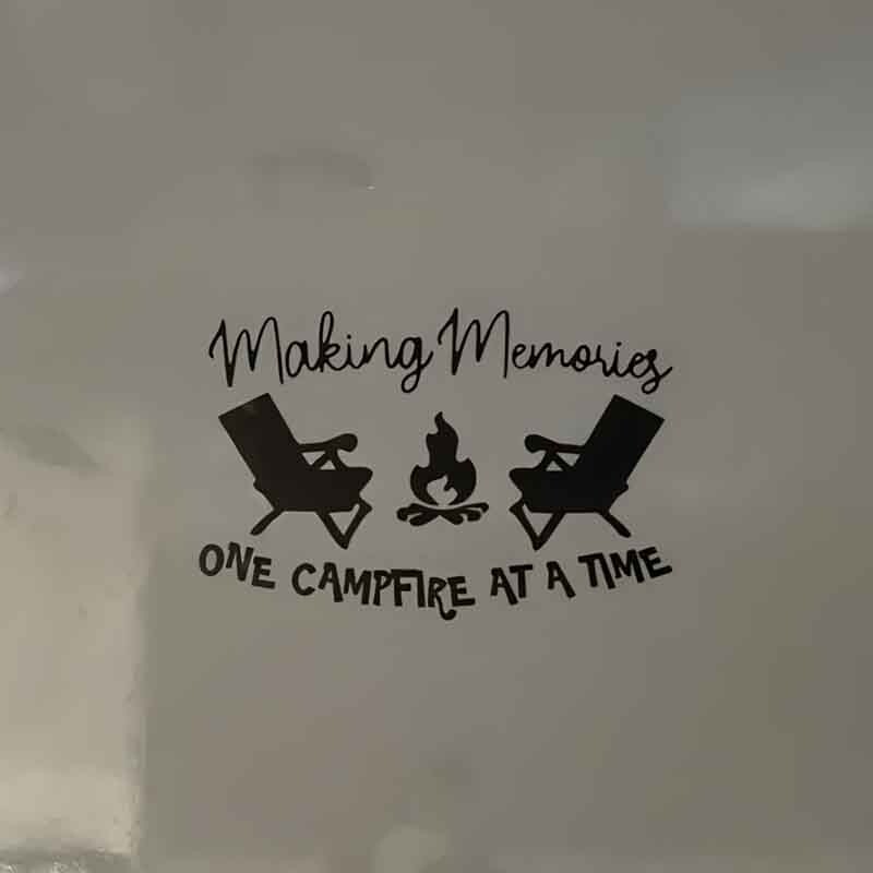 Večera uz logorsku vatru početak je naših uspomena kreativne i smiješne naljepnice za obožavatelje i ljubitelje crtića, visoke kvalitete za auto