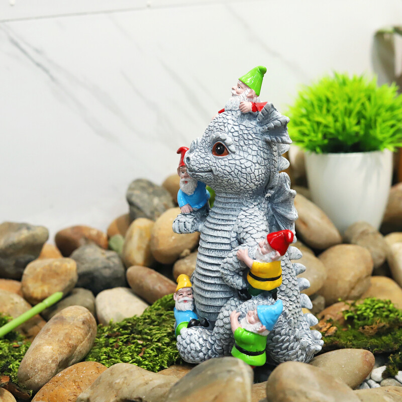 1db, Dinosaur Gnome Vicces kerti szobor, kültéri gyanta szobor udvari pázsit díszítés, kertészeti ajándék