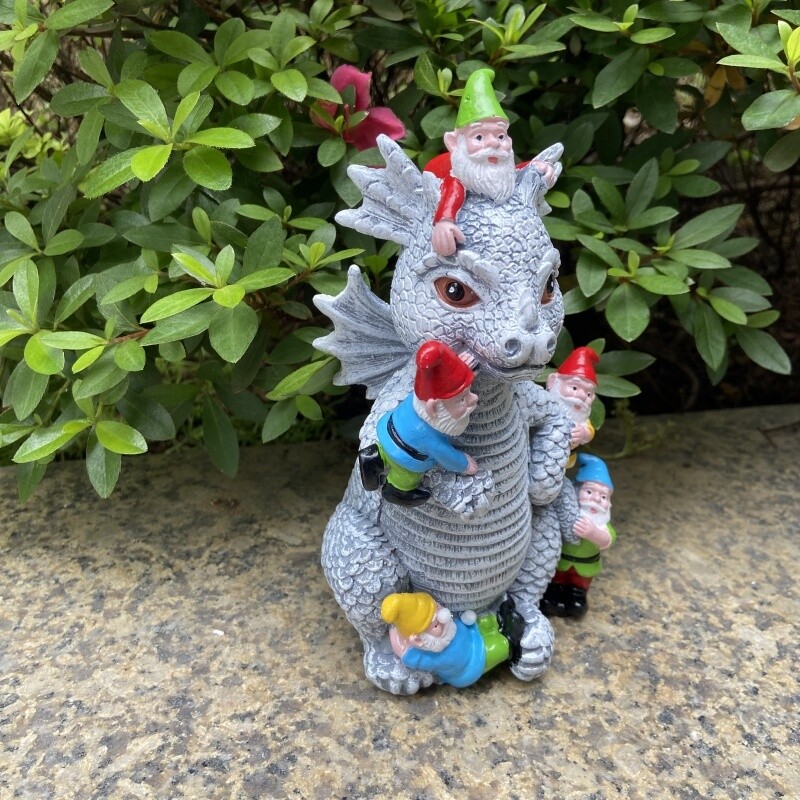 1db, Dinosaur Gnome Vicces kerti szobor, kültéri gyanta szobor udvari pázsit díszítés, kertészeti ajándék